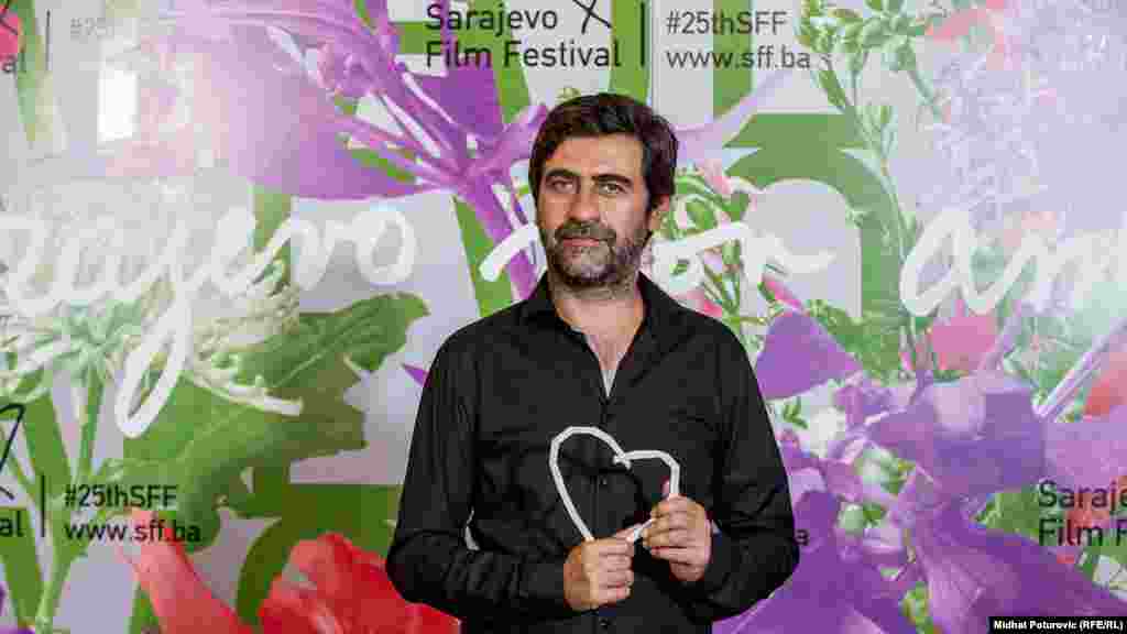 Nagradu&nbsp;&quot;Srce Sarajeva&quot; za najboljeg režisera osvojio je turski režiser Emin Alper za film &quot;Priča o tri sestre&quot; (Turska, Njemačka, Holandija, Grčka).