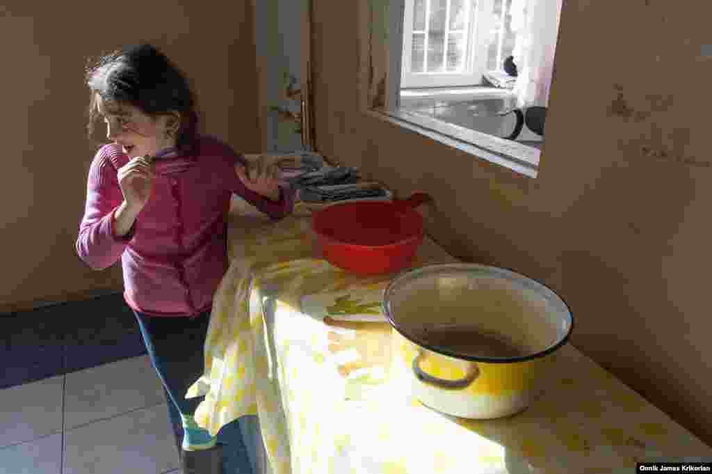 ბავშვებისათვის &quot;სოციალური უსაფრთხოების პირველად ქსელად&quot; ითვლება, საქართველოში დაწყებული ამ რეფორმის ერთ-ერთი უმთავრესი შემადგენელი ნაწილია ცენტრები, სადაც სოციალურად დაუცველ ბავშვებს შეუძლიათ მიიღონ საკვები ან სხვა სახის დახმარება. ამ ფოტოზე სწორედ ერთ-ერთი ასეთი ცენტრია, რომელსაც ორგანიზაცია &quot;ბავშვი და გარემო&quot; კურირებს.