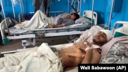 Пострадавшие от терактов в одной из больниц Кабула, 27 августа 2021 года 