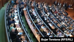 Deputetët e Kuvendit të Kosovës duke votuar, më 19 prill 2025.