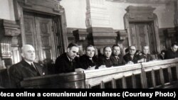 Marii boși comuniști printre care Petru Groza, Dej, Teohari Georgescu, Chivu Stoica și Vasile Luca, la adoptarea primului plan cincinal (14 decembrie 1950) Fototeca online a comunismului românesc, cota: 148(112)/1950