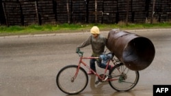 Fëmijë duke bartur hekura për shitje(Foto nga arkivi)