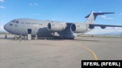 Avioni i forcave ajrore amerikane pas aterrimit në aeroportin "Adem Jashari" më 31 gusht 2021. 