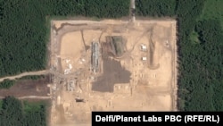Источниот дел од локацијата е прикажан на сателитска снимка на „Планет Лабс“ од 13 август.
