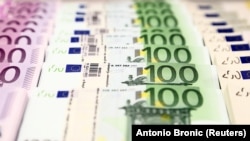 Euro se uvodi kao službena valuta u Hrvatskoj 1. siječnja 2023. godine. Od 5. rujna 2022. godine , pa sve do kraja 2023. godine cijene bi se iskazivale dualno – u kunama i u eurima. 