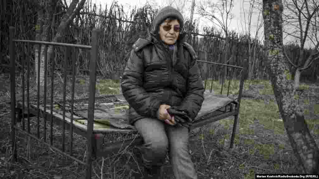 Валентина із Сизого, що на Луганщині. Ця жінка декламує власні вірші, які вона розбила на три періоди. Довоєнний, воєнний і післявоєнний. Це вірші про страх і біль, жаль і злість буденності під час свисту снарядів над головою. Валентина сидить на металевому ліжку посеред її подвір’я. За паркан їй виходити доволі небезпечно. Навколо все заміновано. Так і живуть із чоловіком – від подвір’я до підвалу