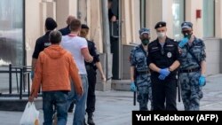 Ushtarët dhe oficerët e Gardës Kombëtare të Rusisë (Rosgvardiya) duke patrulluar në qendër të Moskës.