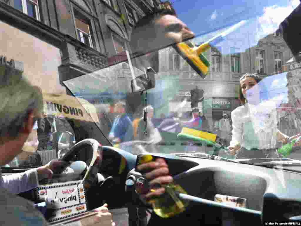 Udruženje za razvoj i promicanje umjetničke djelatnosti "Magacin Kabare" priredilo je na gradskim ulicama neobični performans "Rejon sreće", obilježavajući time 6. april, Dan Grada Sarajeva, Foto: Midhat Poturović