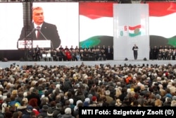 Díszünnepség az Országház előtt 2016-ban, a forradalom 60. évfordulóján