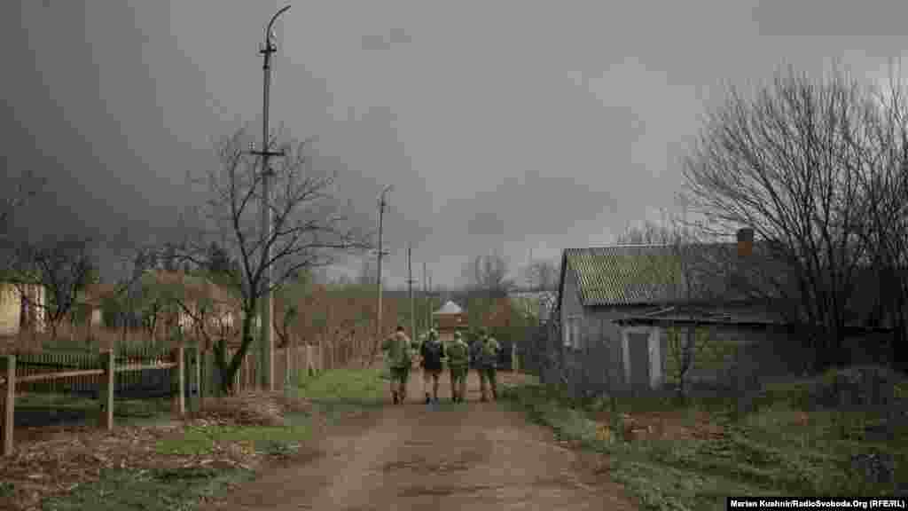 Вечоріє, та й насувається гроза у Зайцеві. Варто повернутися у місця дислокації, бо із сутінками може розпочатися не лише гроза, а й «Град»