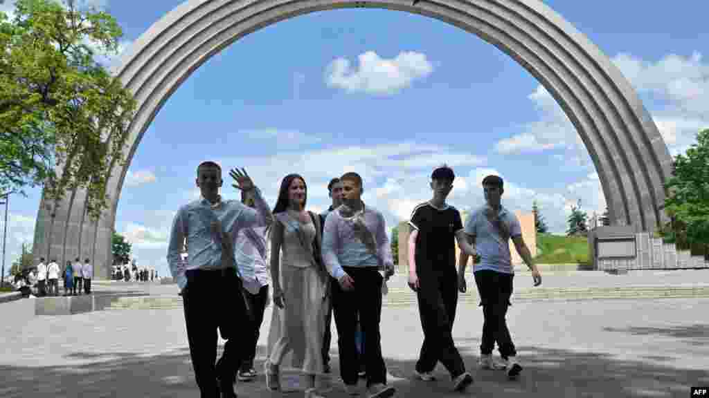 A ballagás légiriadó nélkül telt el. Vlagyiszlav az AFP-n keresztül azt üzeni a határ – és a frontvonal – másik oldalán lévő oroszországi tanulóknak, hogy „Kérlek, állítsátok meg ezt a háborút, bármi áron. Jobb lesz nektek is és az egész világnak” – mondta