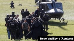 Snage bezbjednosti osiguravaju patrijaraha SPC Porfirija i mitropolita crnogorsko-primorskog Joanikija nakon ustoličenja u manastiru na Cetinju, 5. septembar 2021. 