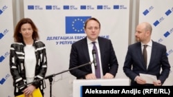 Tanja Fajon, predsedavajuća Delegacije Evropskog parlamenta za saradnju sa Srbijom, evropski komesar za evropsku susedsku politiku i pregovore o proširenju Oliver Varhelji i izvestilac Evropskog parlamenta za Srbiju Vladimir Bilčik tokom posete Beogradu, 6. februara 2020.