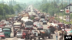 Deo konvoja izbeglih pred akcijom “Oluja”, 7. avgust 1995.