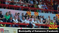 Makedonski premijer Hristijan Mickoski i drugi zvaničnici na košarkaškoj utakmici u Kumanovu.