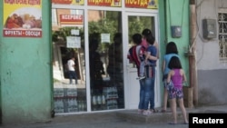 Сегодня третий день, как никто овощи и фрукты не ввозит. В Ленингоре дефицит уже ощущается – продукция не во всех магазинах, а там, где еще есть, осталось совсем немного. Тают запасы и в Цхинвале