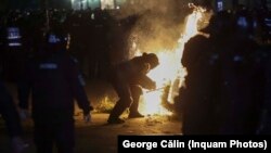 13 jandarmi răniți și distrugeri importante arată un prim bilanț al violențelor de lângă Biroul Electoral Central de duminică seara.