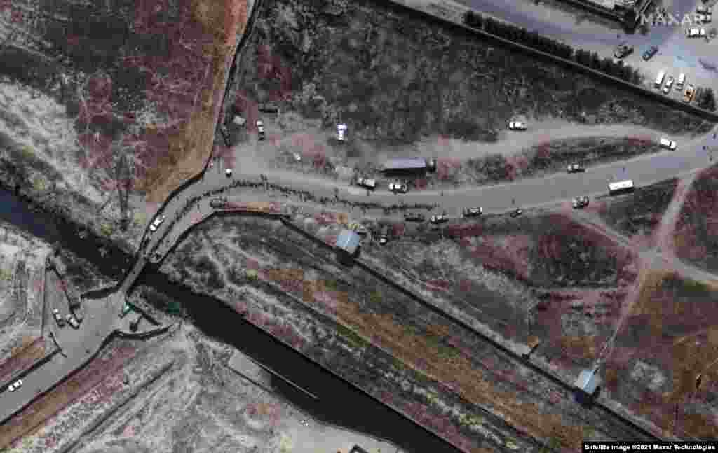 Pogled iz vazduha na kretanje ljudi kroz kontrolne punktove na aerodromu