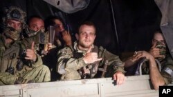 Soldații Wagner, într-un vehicul militar în centrul orașului Rostov pe Don, 24 iunie. 