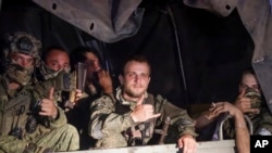 Членовите на Вагнер седат во своето возило на улица во Ростов на Дон, Русија, сабота, 24 јуни 2023 година, додека се подготвуваат да ја напуштат областа. округ