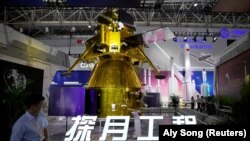 Model lunarne sonde Chang'e-5, dio kineske svemirske misije na Mjesec, prikazan je na Kineskoj međunarodnoj izložbi avijacije i svemira u Zhuhaiju, 28. septembra 2021. 