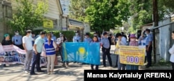 Пикет родственников людей, пропавших или насильно удерживаемых в китайском Синьцзяне, у консульства Китая в Алматы, 18 мая 2021 года