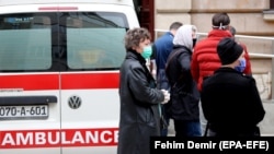 Redovi za testiranje na korona virus ispred bolnice u Sarajevu, april 2020. 