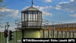 A Fővárosi Büntetés-végrehajtási Intézet, Budapest Fegyház és Börtönhöz 1989-óta tartozó új telephelyének egyik őrtornya a főváros X. kerületében, a Maglódi út és Újhegyi út találkozásánál. Képünk illusztráció