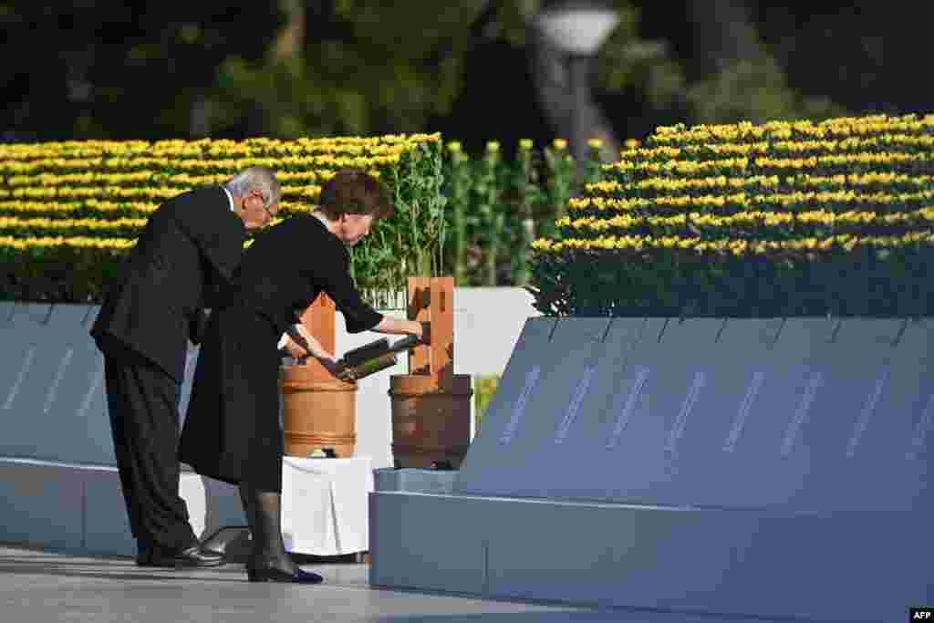 Un cuplu de vârstnici oferă apă într-un ritual nipon la începutul ceremoniei, amintind prima cană cu apă oferită victimelor după bombardament. „Nu mai avem mult timp și ne confruntăm cu o amenințare nucleară mai mare ca oricând”, a declarat Nihon Hidankyo, o organizație japoneză a supraviețuitorilor care a câștigat anul trecut Premiul Nobel pentru Pace. 