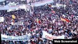 Demonstrație anticomunistă din aprilie 1990, la București, în Piața Universității