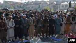 Muslimani u Afganistanu se mole na Ramazanski bajram ispred džamije u Kabulu, 30. 3. 2025.