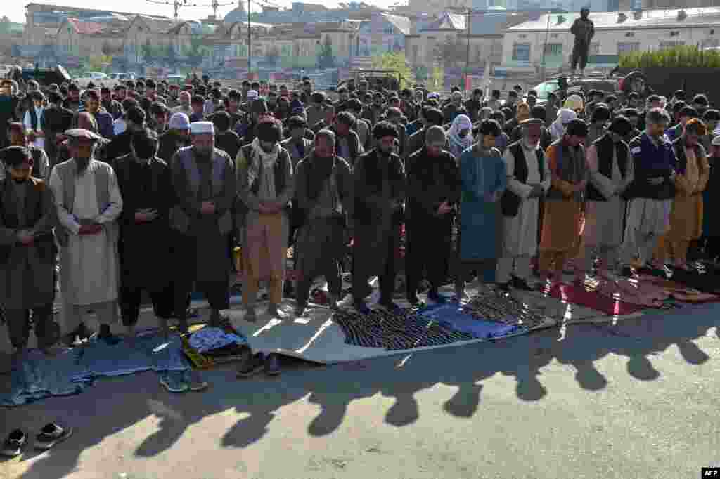 Bajram-namaz u Šah-do šamšira džamiji u Kabulu, Avganistan.