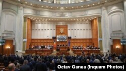 Legile securității naționale nu au ajuns nici până azi la Parlament, după scandalul drafturilor din 2022. În timp ce Legile securității sunt vechi de 10, 20, chiar peste 30 de ani, o comisie parlamentară specială stă degeaba în așteptarea proiectelor. (Plen Camera Deputaților)