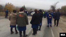 Архива: Работниците од „Фени“ протестираат против стечај и го блокираа магистралниот Градско-Прилеп. 4.12.2017 г.