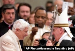 Az akkor egy éve pápa Ferenc üdvözli a Vatikánban elődjét, a visszavonult XVI. Benedeket 2014. február 22-én