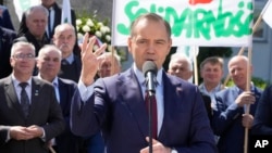 Nawrocki înaintea turului al doilea al alegerilor prezidențiale, la un miting sindical, la 20 mai 2025.