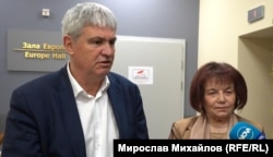 Лидерите на КНСБ Пламен Димитров и на СБУ Янка Такева на националната конференция по повод 35-годишнината от създаването на учителския синдикат, 7 април 2025 г.
