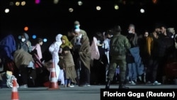 Prva grupa izbeglica iz Avganistana po sletanju na aerodrom u Prištini, 29. avgust 2021. 