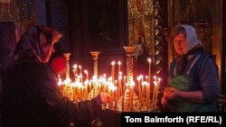 Пожилые женщины в Михайловском Златоверхом монастыре в день Пасхи. Киев, 20 апреля 2014 года.