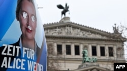 Afiș electoral AfD vandalizat la Frankfurt, la 14 februarie 2025