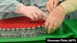 Илустрација - Медицински лица во лабораторија за тестирање за Ковид-19