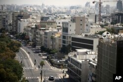 O fotografie de vineri dimineață devreme arată străzile aproape goale din apropierea plajei din Tel Aviv, 13 iunie 2025.