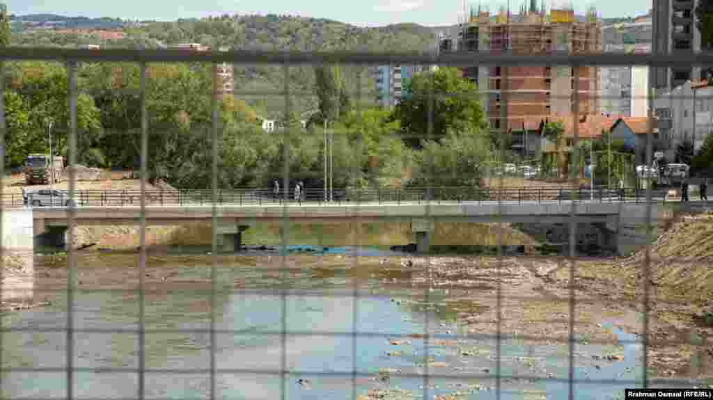 Punimet në të ende s'kanë përfunduar, pasi që ende po punohej në trotuaret përreth.