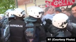 Policija u sukobu sa demonstrantima ispred novosadskog DIF-a, 28. april 2025.