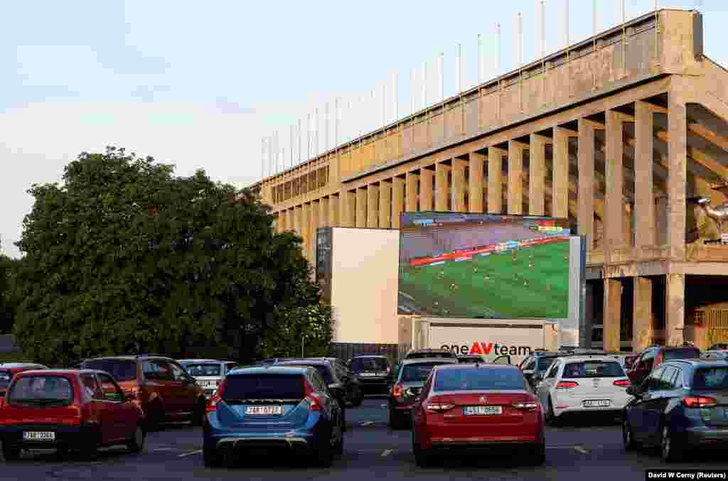 Чешки фудбалски навивачи гледаат натпревар во живо, пред стадионот во Прага&nbsp;