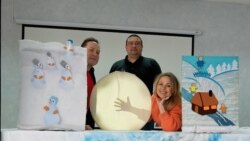 Păpușăreasa care spune legenda mărțișorului în franceză