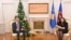 Kryetari i Lëvizjes Vetëvendosje, Albin Kurti gjatë takimit konsultativ me ushtruesen e detyrës së presidentit të Kosovës, Vjosa Osmani. Prishtinë, 22 dhjetor, 2020. 