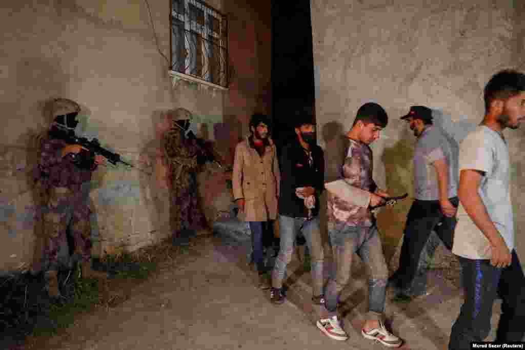 Мигранти, главно од Авганистан, откако беа приведени од турските безбедносни сили за време на операција во пограничниот град Ван, Турција, 21 август 2021 година.