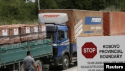 Blokirani kamioni čekaju na graničnom prelazu Merdare između Srbije i Kosova, 22. juli 2011. godine