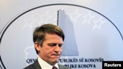 Thomas Countryman na konferenciji za novinare u Prištini, ferbuar 2011. 